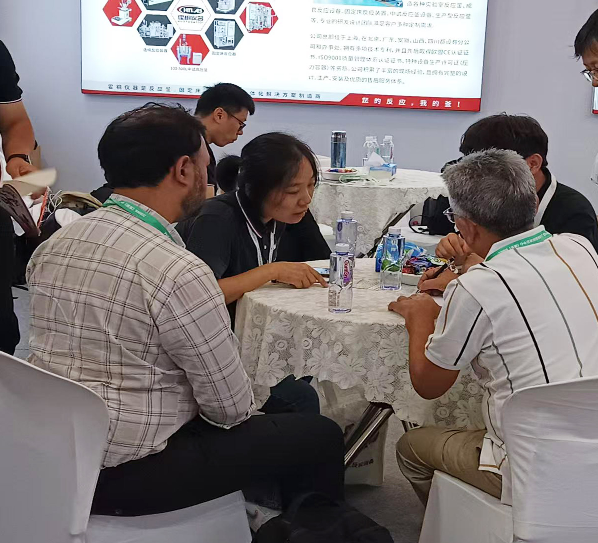 我司销售与国外客户洽谈