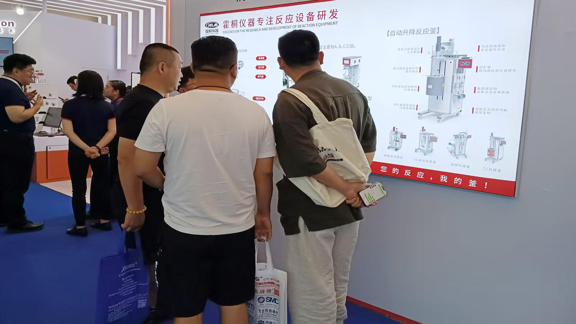 客户观看展台后方海报